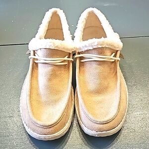 Slippers with hard‎ sole cozy and soft sheria lined. Size 8.